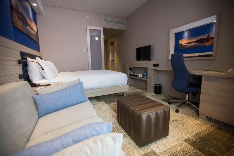 Queen Family Room - Non-Smoking  image 4