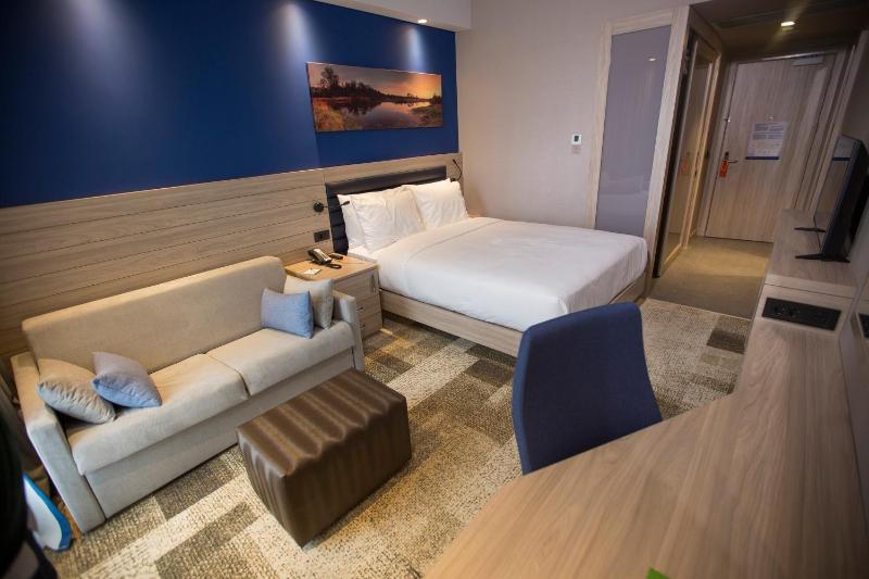 Family Room - Smoking image 3