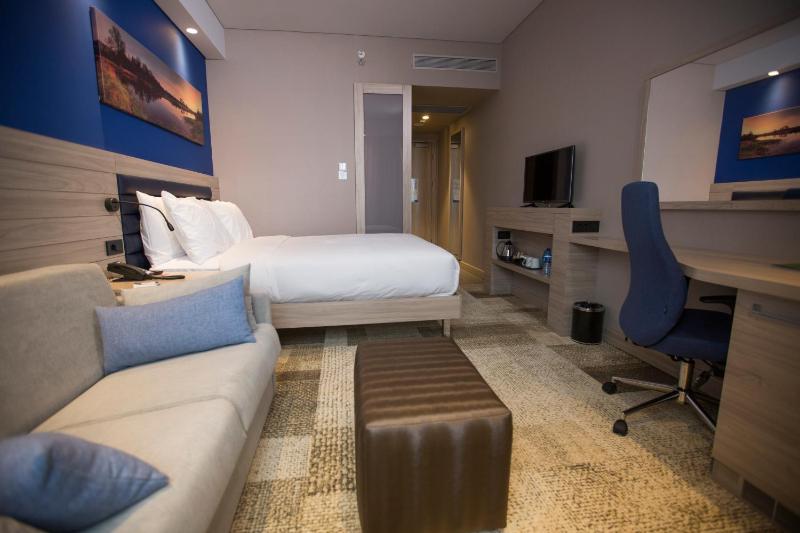 Queen Family Room - Non-Smoking  image 3