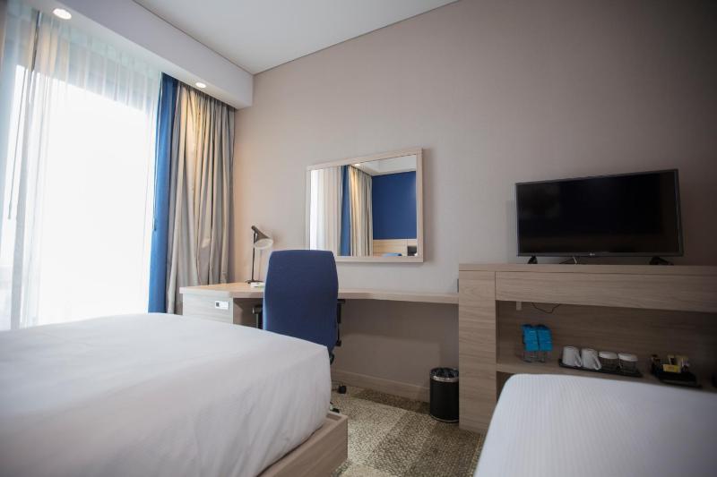 Twin Room - Non-Smoking image 3