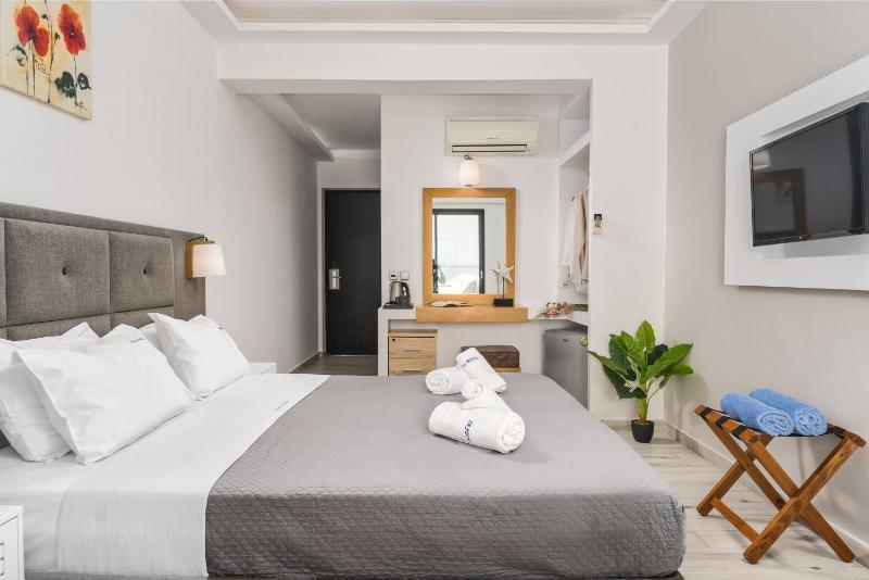 Deluxe Double Room with Sea View image 4