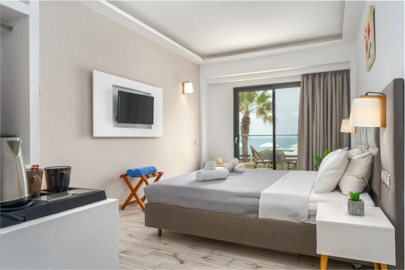 Deluxe Double Room with Sea View image 2