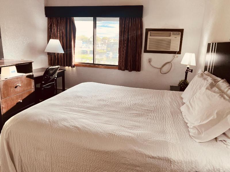 Deluxe Queen Room - Non-Smoking image 4