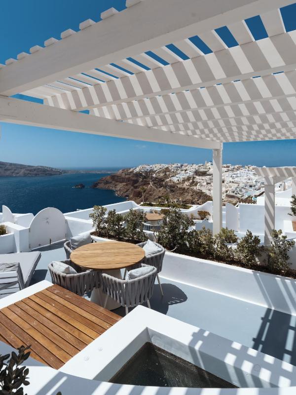 The Artisan's Suite with Hot Tub & Caldera View image 2