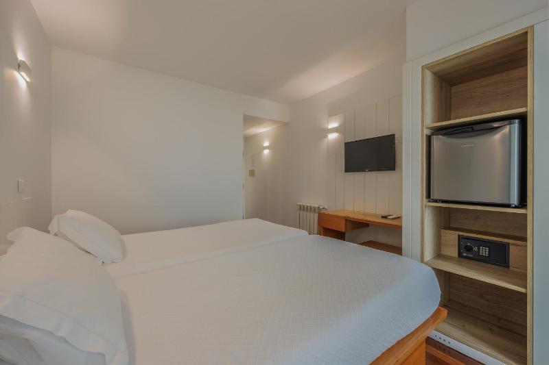 Twin Room image 4