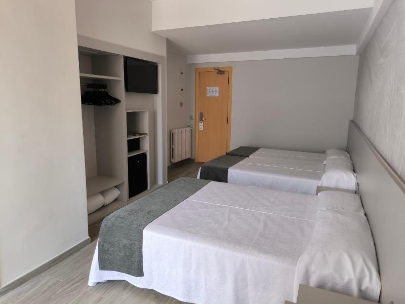 Superior Quadruple Room image 3