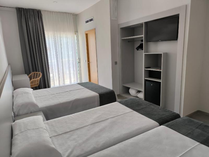 Superior Quadruple Room image 4