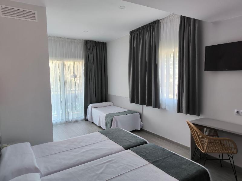 Superior Triple Room image 2
