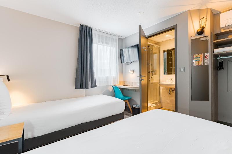 Standard Twin Room image 3