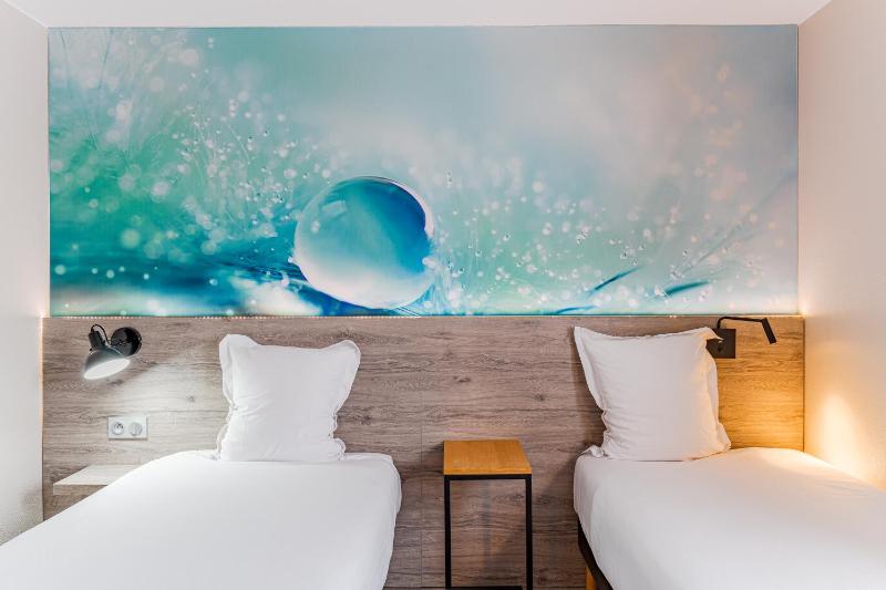 Standard Twin Room image 2