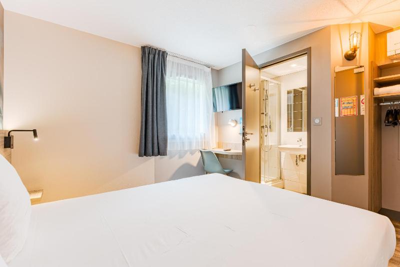 Standard Double Room image 3