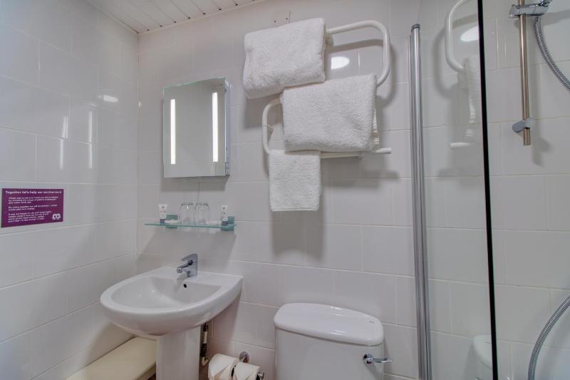 Classic Twin Room image 1