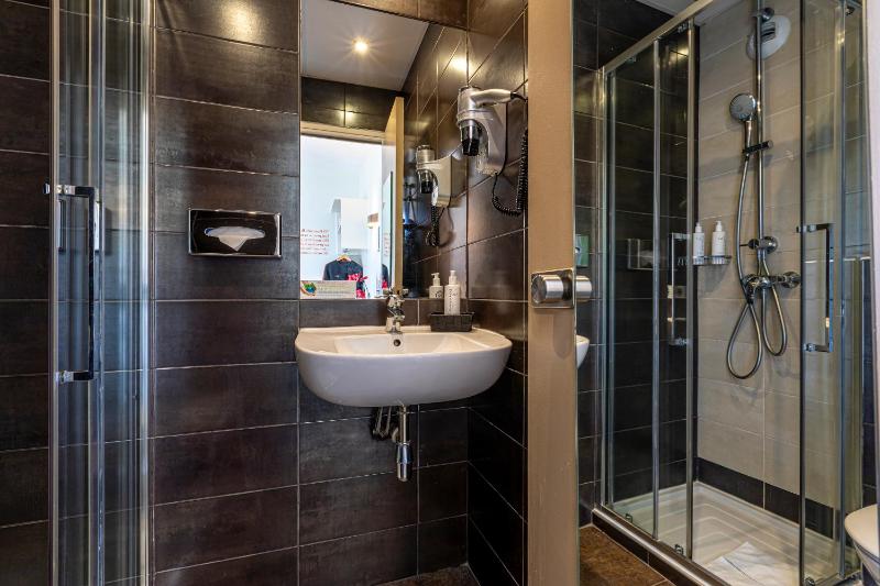 Two Adjacent Double Rooms Eiffel image 2