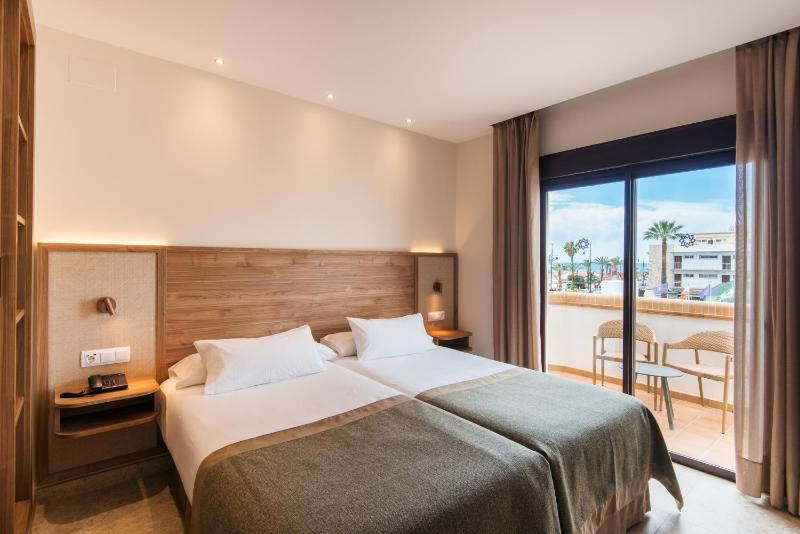 Double or Twin Room with  Side Sea view image 3