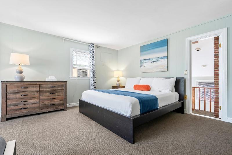 Deluxe King Room image 3