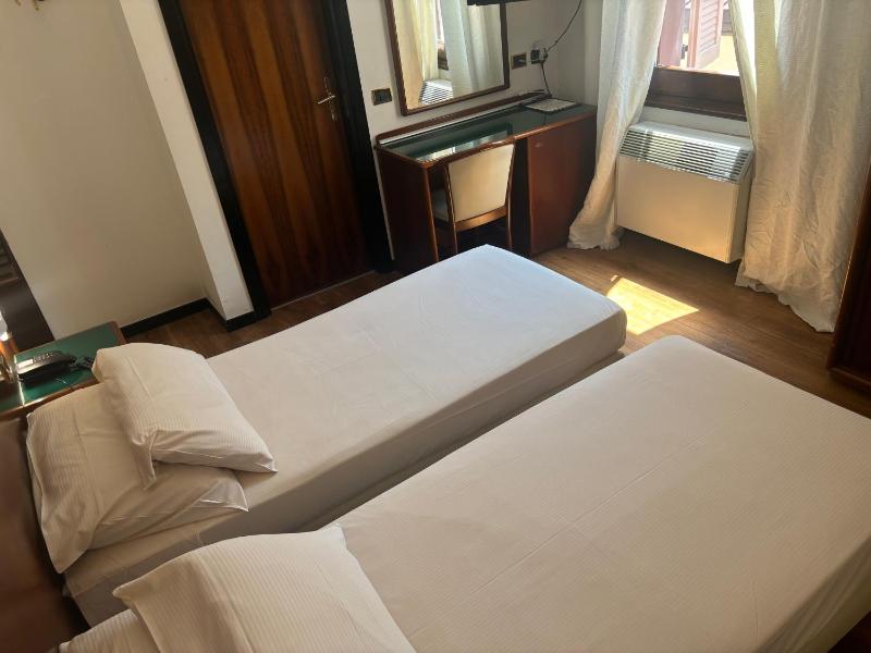 Twin Room image 1
