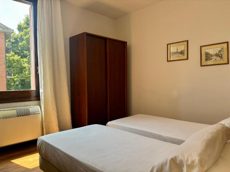 Twin Room image 4