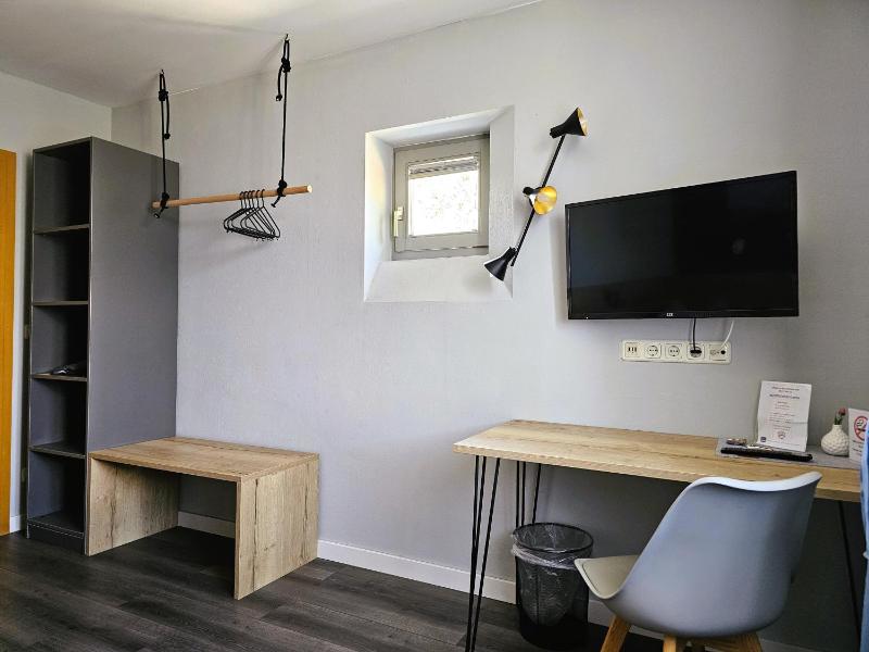 Standard Single Room image 4