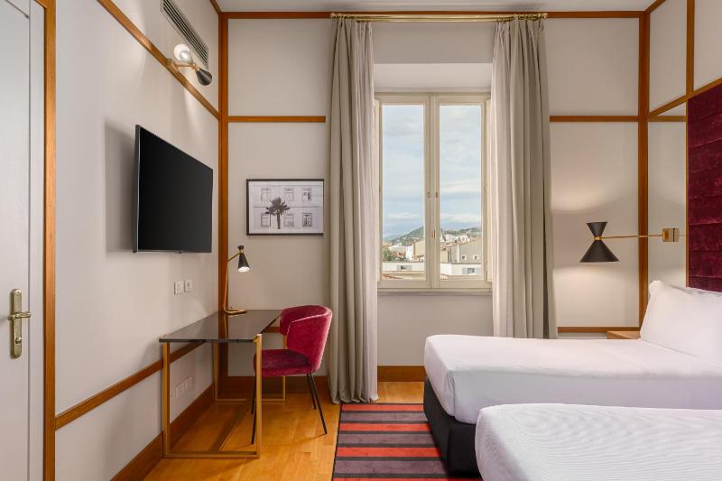 Standard Double Room image 4