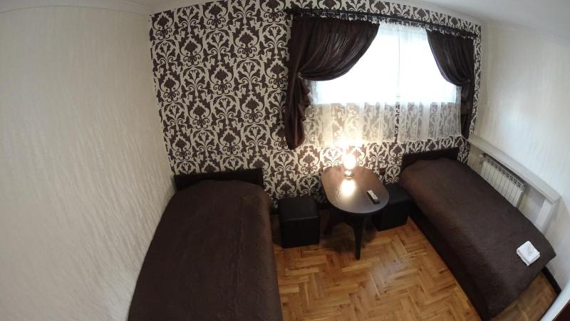Twin Room with Private Bathroom image 2