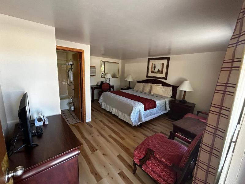 Standard King Room image 3