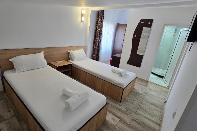 Twin Room image 1
