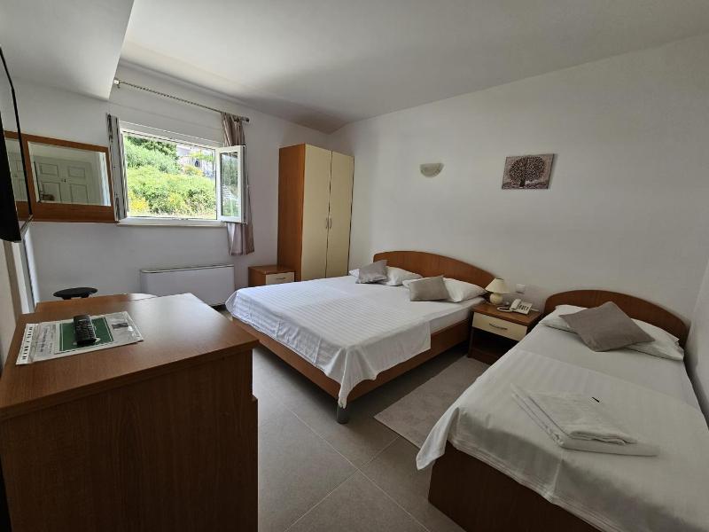 Twin Room with Mountain View image 1
