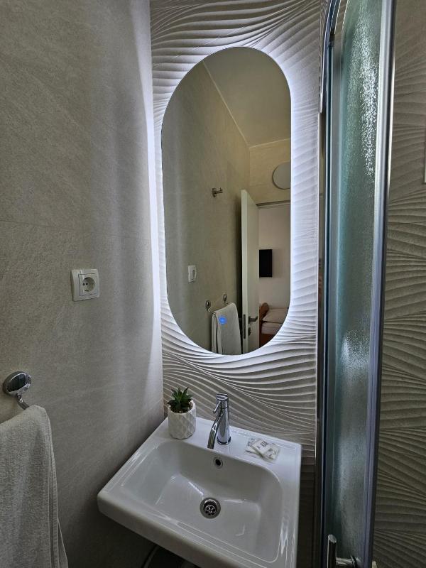 Twin Room with Mountain View image 4