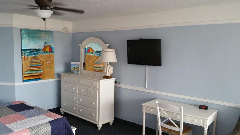 Queen Room with 2 Queen Beds and Ocean View image 4