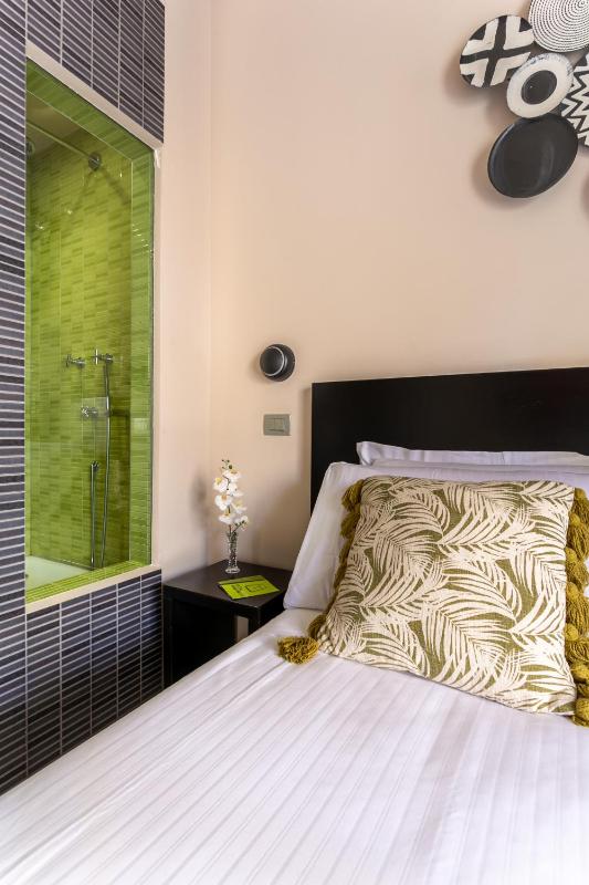 Superior Double Room with Balcony image 2