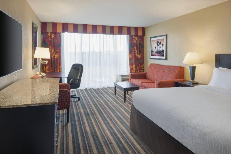 Premium King Room with Sofa Bed image 4