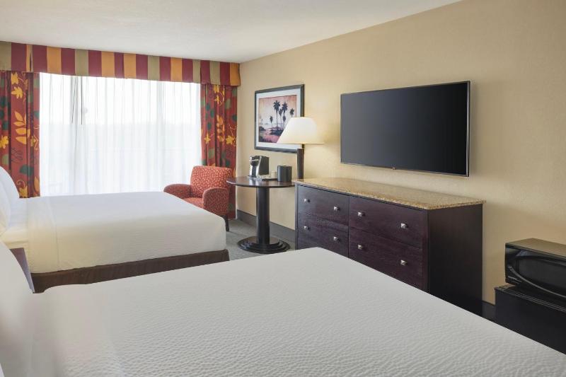Standard Queen Room with Two Queen Beds image 4