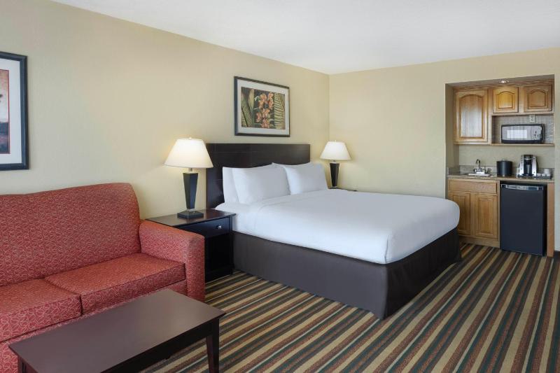 Premium King Room with Sofa Bed image 3