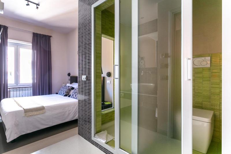 Classic Double Room image 4