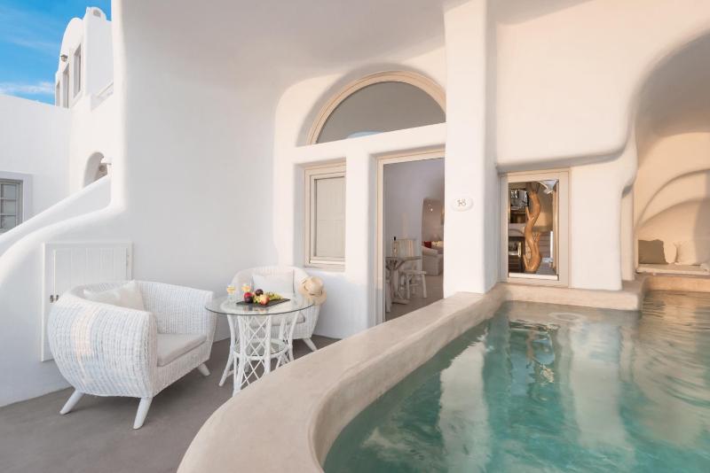 Iliovasilema Suite with Outdoor Private Pool and Caldera View image 4