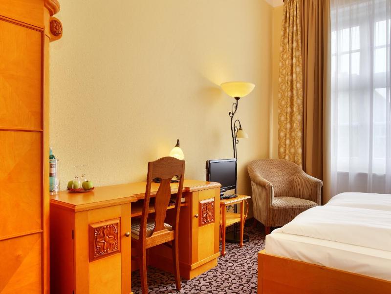 Double Room image 3