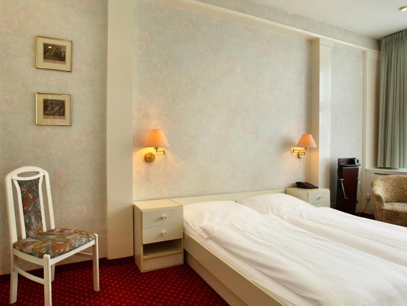 Double Room image 4