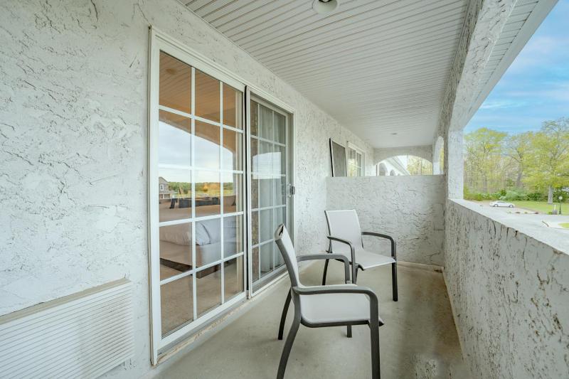 King Room with Balcony image 4