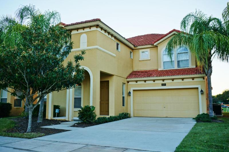 Deluxe Six-Bedroom House with Lake View image 1