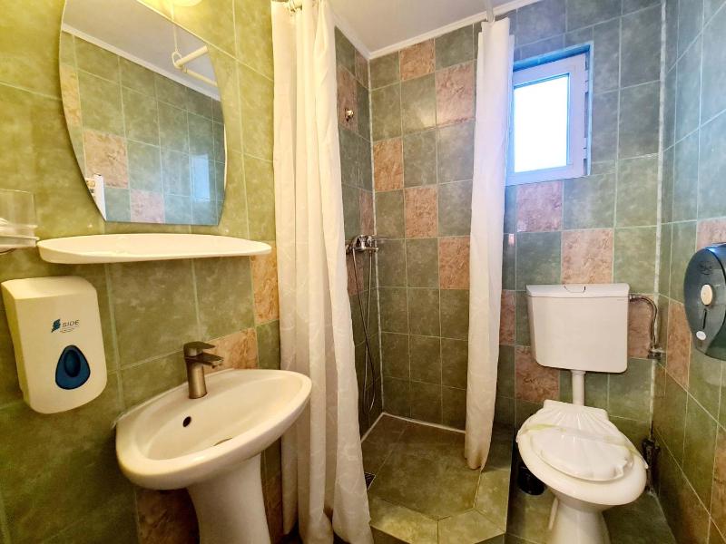 Economy Double Room image 4