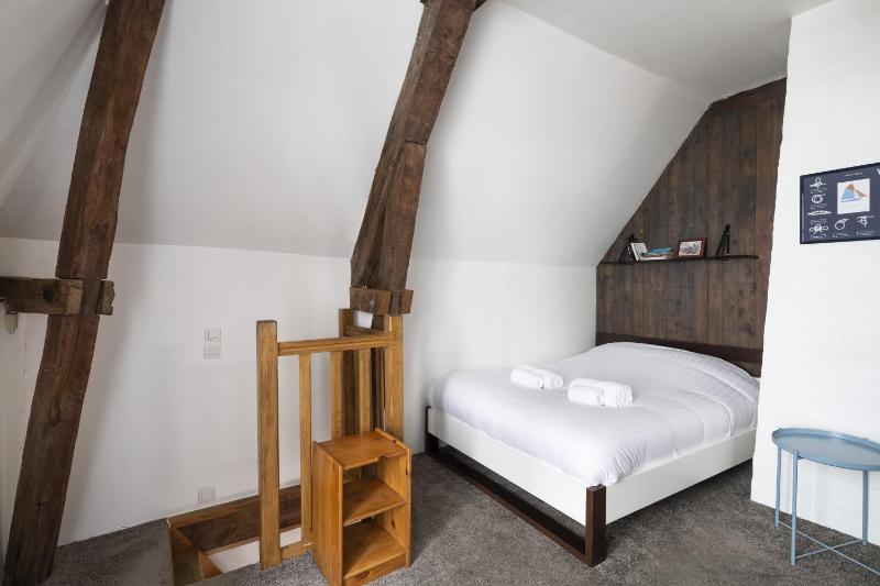 One-Bedroom Apartment image 4
