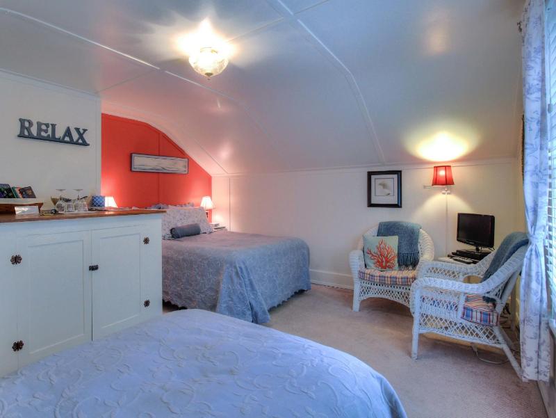 Standard Room with Queen and Single Bed image 1