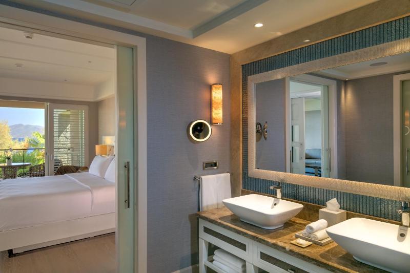Deluxe Marine Suite, Suite, 1 King, Seafront, Balcony image 3
