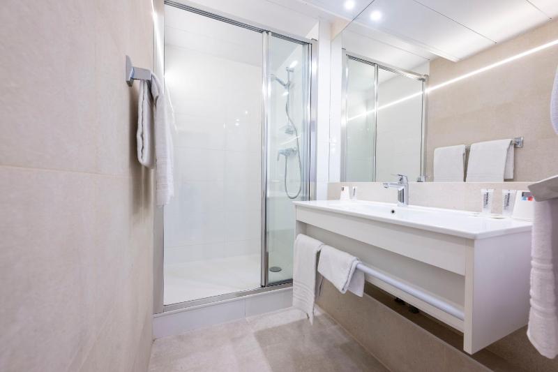 Double or Twin Room image 4