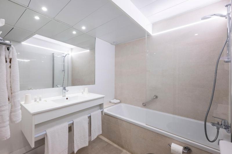 Double or Twin Room image 2