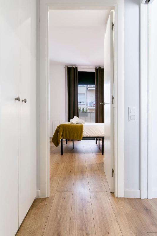 Chic and Modern Apartments in Gracia - image 13