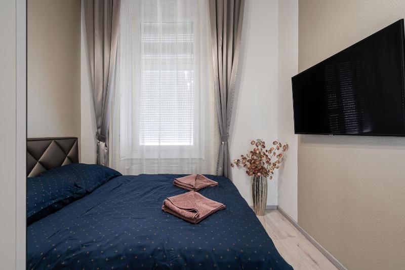 Király 35 Luxury Apartment with free parking - image 12