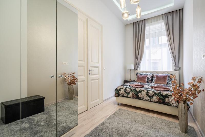 Király 35 Luxury Apartment with free parking - image 7