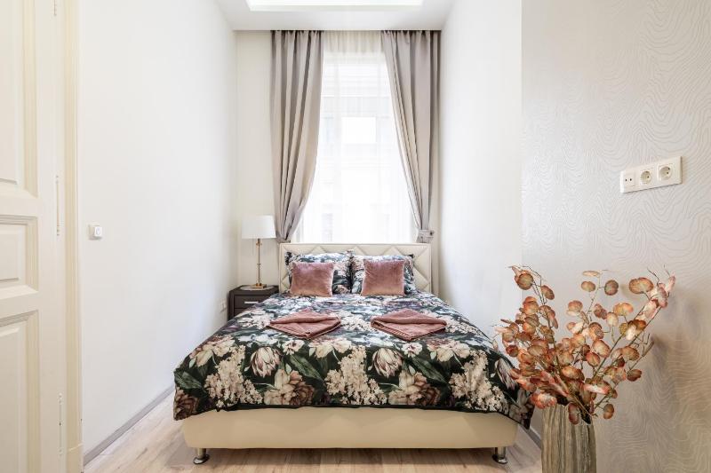 Király 35 Luxury Apartment with free parking - image 3