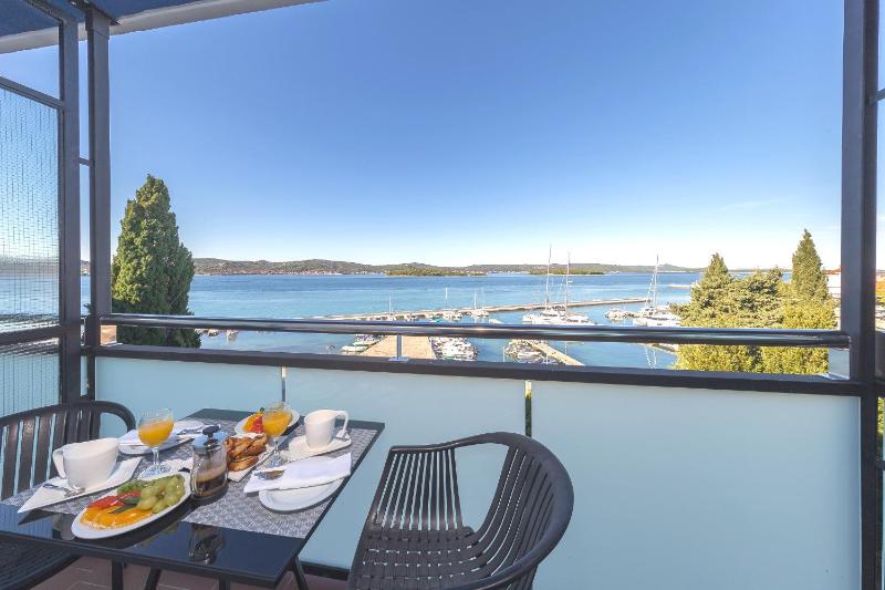 Superior Double Room with Sea View image 3